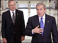 O presidente americano, George W. Bush (dir), com o diretor da CIA, Porter Goss