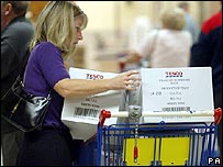 Bir süpermarkette çalışan kasiyer