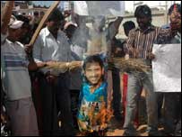 खिलाड़ियों के ख़िलाफ़ प्रदर्शन