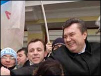 Віктор Янукович з прихильниками після минулих президентських виборів. Фото УНІАН