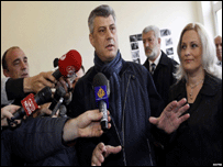 Hashim Thaçi duke votuar