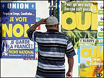 Француз розглядає агітацію за і проти Євроконституції