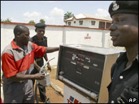 Policial comprando combustível na capital nigeriana, Lagos