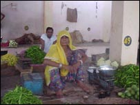 टोंक में सब्जी बेचती महिला