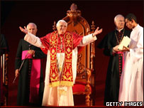 O papa Bento 16 em evento com jovens no Estádio do Pacaembu, em São Paulo