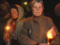 Жінки тримають свічки, фото УНІАН