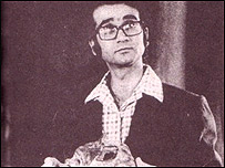 پرويز فنی زاده در نقش آقای حکمتی در فيلم رگبار 