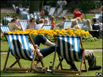 在公园晒太阳的人们