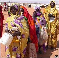 Ženy stojí frontu na jídlo v táboře v severním Dárfúru