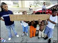 Lidé doufají, že jim zastaví autobus, odjíždějící z města