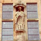 Cerflun Sant John Roberts