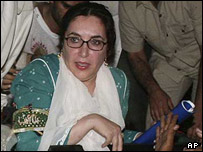 بوتو هنگام انتقال از اتومبیل وی