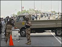 Iráčtí vojáci na silnici k parlamentu