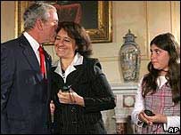 Preidenti Bush me familjarë të disidentëve kubanë