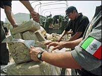 ماموران در حال بازرسی محموله کوکائين