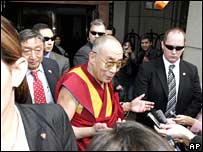 Đức Dalai Lama ở bên ngoài khách sạn tại Washington, ngày 16 tháng 10, 2006
