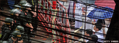 Các giáo dân Hà Nội đứng phản đối trước lực lượng an ninh