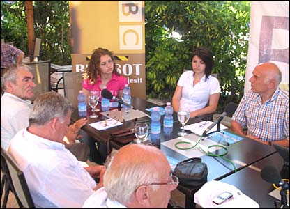 Disa prej pjesëmarrësve në debat, studentet Laerta Selmani e Adrina Korçari në qendër.