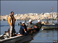 Palestinos esperam por embarcação líbia com mantimentos em porto de Gaza