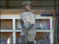 Menino guerreiro na República Democrática do Congo