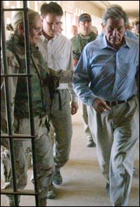 A general Janis Karpinski (esq), com o subsecretário da Defesa, Paul Wolfowitz, na prisão de Abu Ghraib