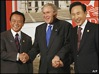 O primeiro-ministro do Japão, Taro Aso (E), e os presidentes dos Estados Unidos, George W. Bush (C), e da Coréia do Sul, Lee Myung-bak, na cúpula da Apec