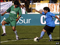 Evo Morales e Diego Maradona (vestindo azul)