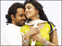 फ़िल्म आवारा में इमरान हाशमी और श्रेया सरन