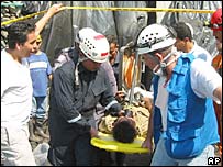 Equipe de resgate socorre um mineiro ferido