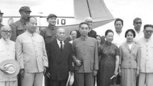 前排左三至五分别为李宗仁、周恩来、郭德洁。