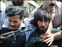 Gözaltına alınan zanlılardan biri