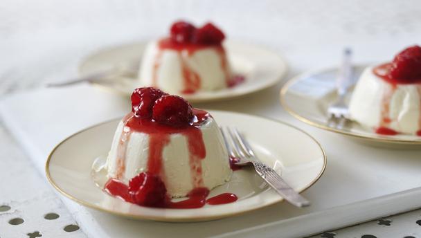 Vanilla panna cotta with raspberries