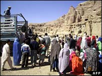 Phân phối lương thực cứu trợ