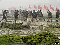 Soldados foram convocados para limpar praia de Qingdao de algas verdes (arquivo)