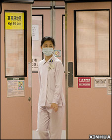 一名护士在香港联合医院的儿童隔离病房前（新华社图片18/6/2009）