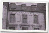 Hen adeilad Gwesty'r Goron