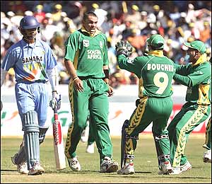 कप्तान राहुल द्रविड़ आठ रन ही बना सके