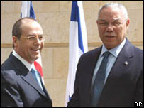 O chanceler israelense, Silvan Shalom (dir.) e Colin Powell