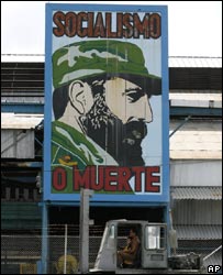 Imagem de Fidel com a inscrição "Socialismo ou Morte" em fábrica de Havana