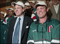 کوچ واٹکنز اور منتظم پال بریمر کے ساتھ۔