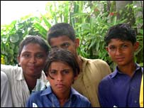 ایک اندازے کے مطابق کراچی کی چھوٹی بڑی سڑکوں پر کم از کم آٹھ سو سے ایک ہزار بچے کچھ نہ کچھ بیچتے دیکھے جا سکتے ہیں ۔