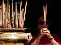 Một Việt kiều Mỹ cúng trong chùa ở California