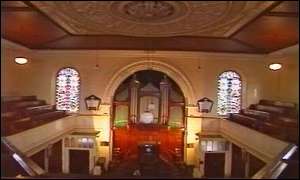 Tu fewn i gapel yn Aberteifi