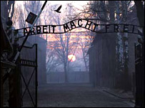 Brána s nápisem Arbeit macht frei - Práce osvobozuje