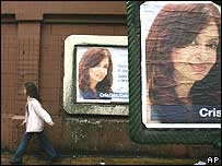 Argentina passa em frente a cartazes de propaganda da candidata presidencial Cristina Fernández de Kirchner na Argentina