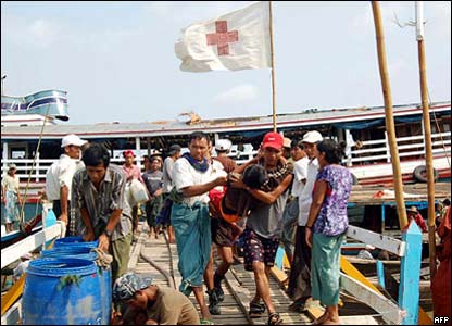 Dân chúng địa phương đang cứu giúp một người dân tại vùng châu thổ sông Irrawaddy