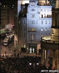 Ban nhạc U2 bất ngờ biểu diễn trên sân thượng của đài phát tanh BBC tại Luân Đôn