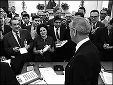 Helen Thomas asiste a una rueda de prensa del presidente de EE.UU. Lyndon b. Johnson en 1968
