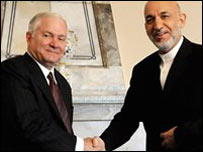 रॉबर्ट गेट्स हामिद करज़ई के साथ