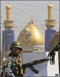 پلیس عراق در برابر یک زیارتگاه شیعیان در کربلا